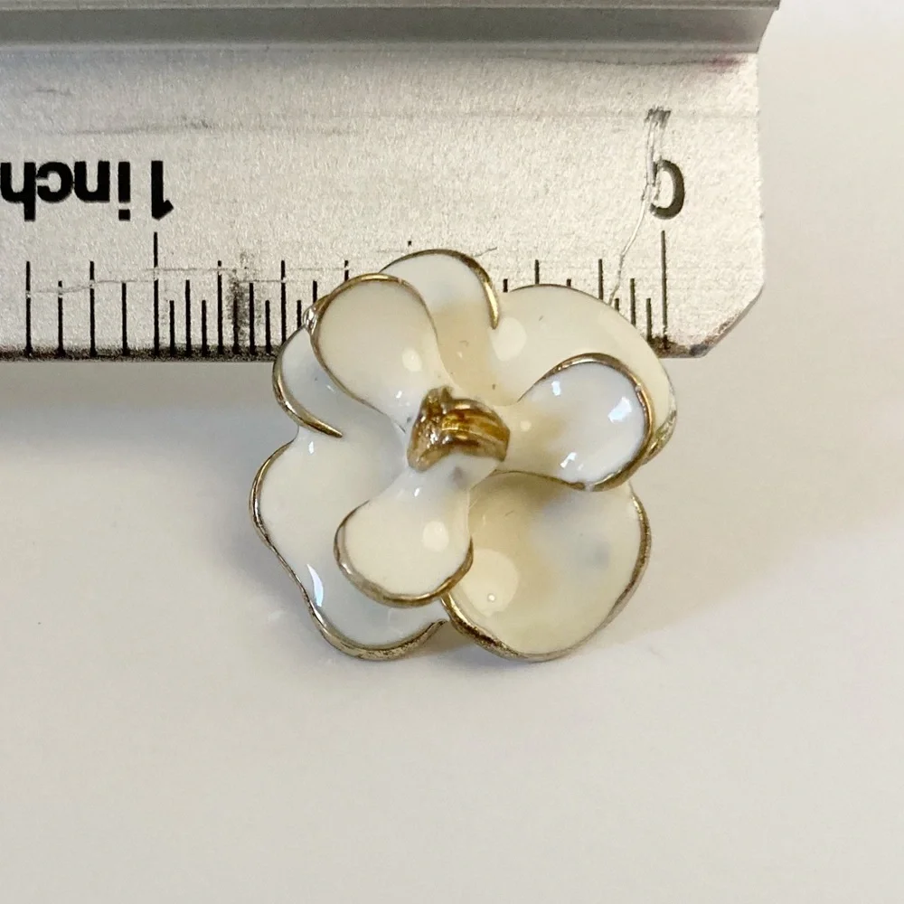 Cream Flower Enamel Earrings - Picture 2 of 7